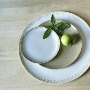 Petite assiette en grès gravée couleur crème Emmanuelle Manche